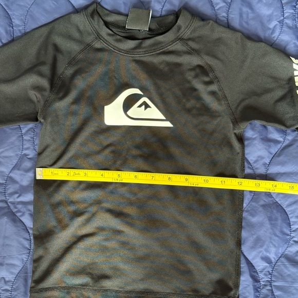 Quiksilver Black Rashguard Swim Shirt Short Sleeve Preloved - Picture 6 of 6
